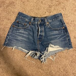 LEVI’s Ripped 501 Shorts
